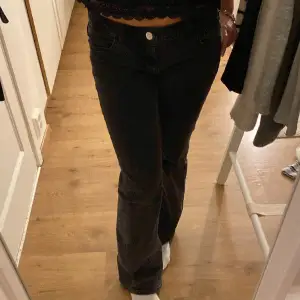 Svarta lågmidjade jeans, i storlek 36💖