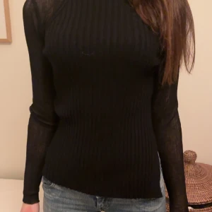 Zara topp - Säljer den hära jättefina toppen🍸 passar bra till fest eller middag!🖤