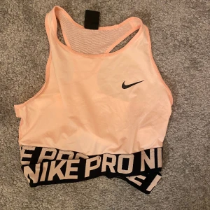 Träningstopp nike - Strl M, som ny