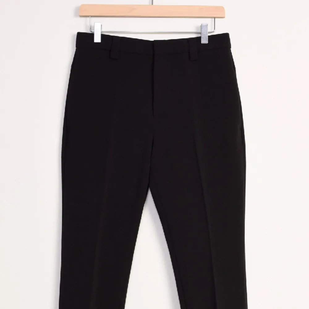 Svarta basic slacks/kostymbyxor från MQ Stockh lm. Liten slits längst ankeln. Använd fåtal gånger, säljes då jag har liknande byxor. I nyskick.  Ursprungspris: 699 kr. Jeans & Byxor.