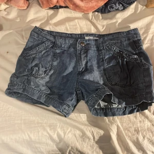Söta shorts - Säljer för dom är för stora , är från märket ”jovial to be come fashionable” köpte dom på sekond hand men är otroligt bra skick och personligen aldrig andvänt, pris kan diskuteras 