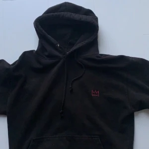 Hov1 hoodie  - Säljer denna supersnygga hov1 hoodien i stl M men passar som S/M, köpte på Plick men har aldrig använt. Säljer för 350kr+frakt💕