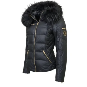 Rock&blue jacka med två olika päls - GÅR ATT FÖRHANDLA OM PRIS Jätte fin och varm rock&blue  Inga tecken på användning.  Man får med två olika päls färger till luvan. Står 40 men passar mig som har 38 också    