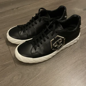 Philipp Plein skor - Säljer dessa skor i extremt bra skick från philipp plein! Hör av er vid frågor samt funderingar 100% äkta. nypris 7k mitt pris 1799kr ☺️