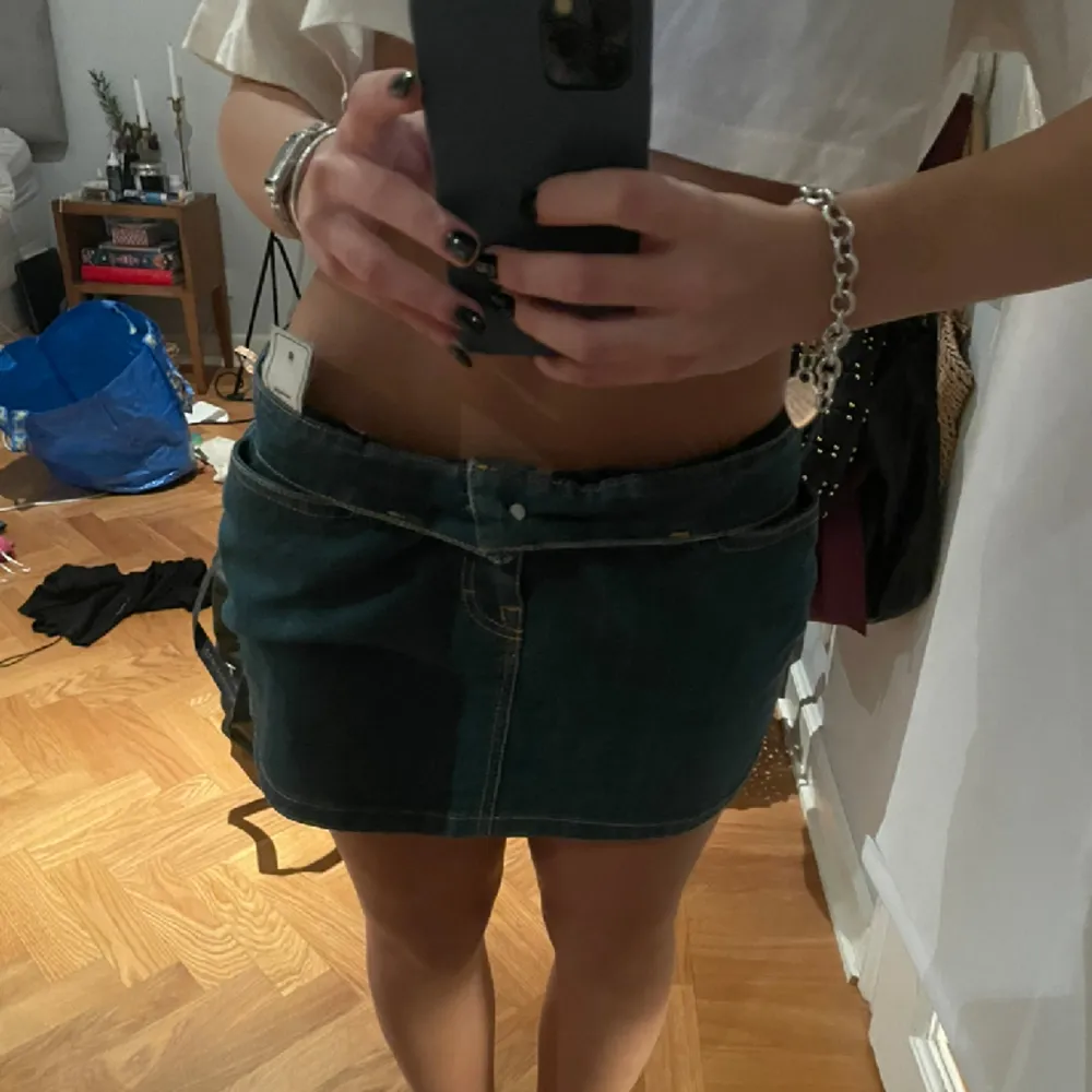 Jätte snygg jeans kjol från tiger of Sweden. Använt 1 gång men säljer för har liknande och den har blivit för stor för mig. Kjolar.