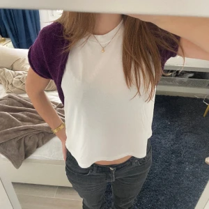 Bolero - Lila bolero med lite glitter i. Från H&M i storlek S men en liten M hade också kunna ha den! Bra skick. 