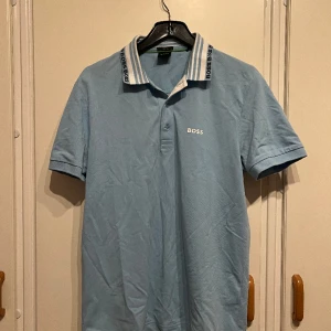 Hugo boss polo  - Säljer nu min Hugo boss polo tröja  Skick: använd med ytterst lite slitage  Kvitto finns från Hugo boss i stan