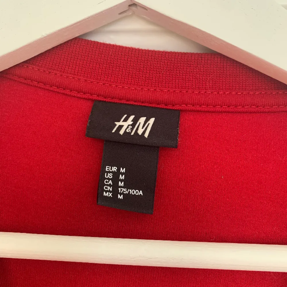Röd collegetröja med tryck från H&M i storlek M. Inga fläckar eller hål, är i väldigt bra skick.. Hoodies.