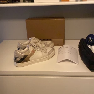 Burberry skor (vit)  - Tja, säljer nu mina burberry skor som tyvärr blivit för små. Dustbag, kvitto, o sånt medkommer. Köpta från miinto i somras. Hör gärna av dig vid frågor…