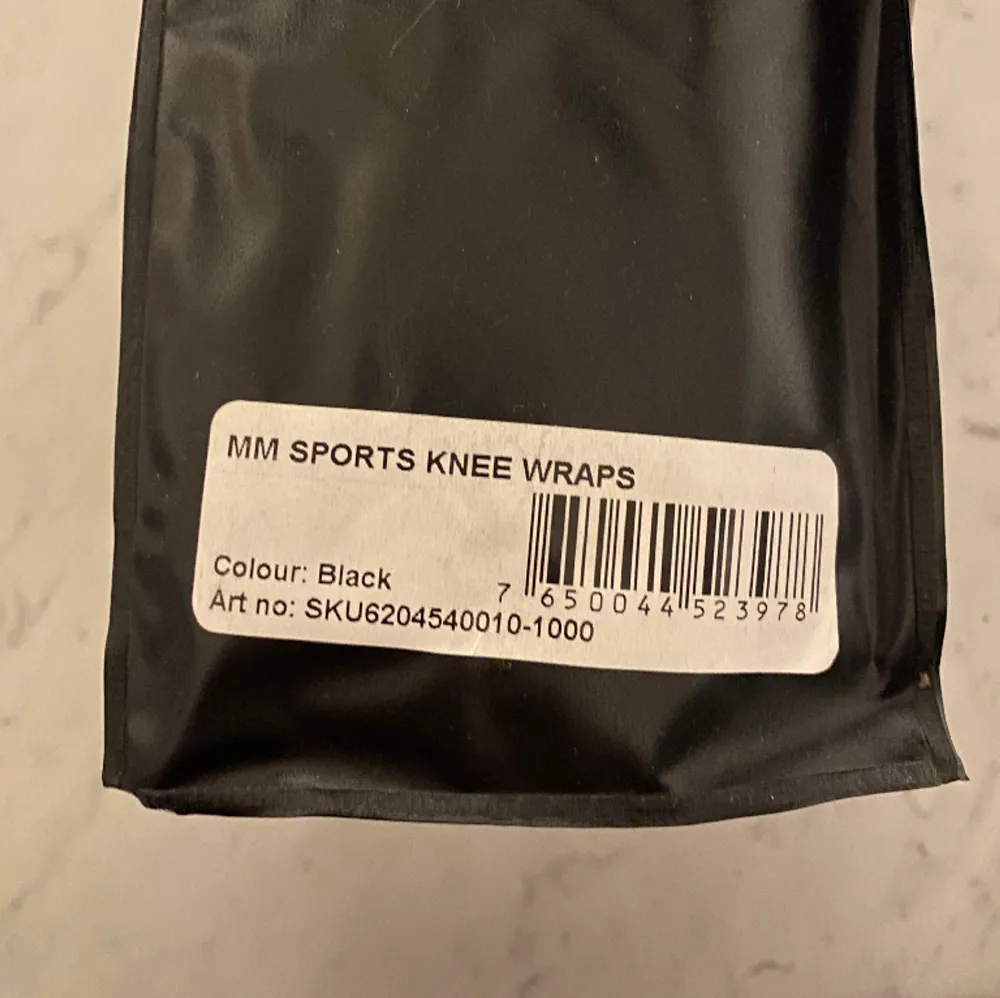 Svarta knee wraps från MM Sports. Helt oanvända.. Övrigt.