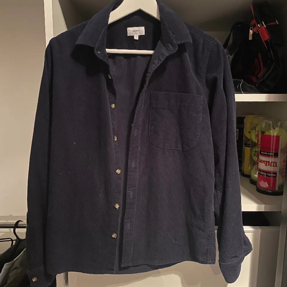 Marinblå Manchester Overshirt ifrån Grunt. Plagget är i bra skick och är använt ett par gånger. Storlek L Junior och passar 12-13 åring. Ny pris 699. Mitt pris 299.. Skjortor.