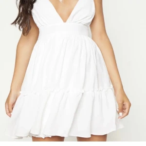 Studentklänning - Jättefin studentklänning som är använd på min student. Går att spänna banden om man vill ha den tightare. 