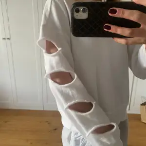 Jättesnygg sweatshirt med cutouts på armarna, unik!!