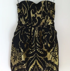 Festklänning i guld och svart. Knappt använd. - Festklänning i guld och svart. Knappt använd.