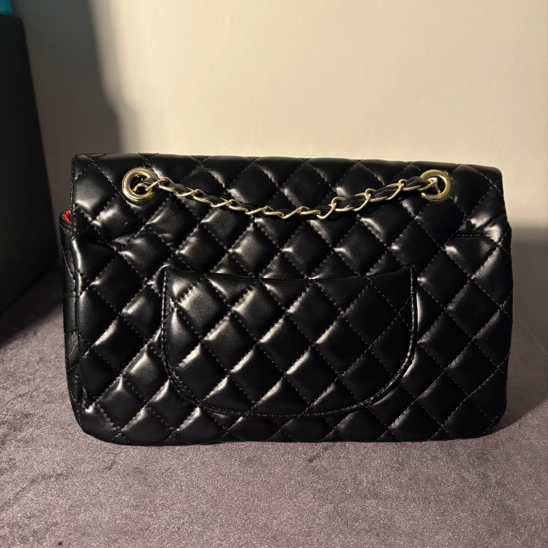 Chanel svart quiltad axelväska i skinn - 1