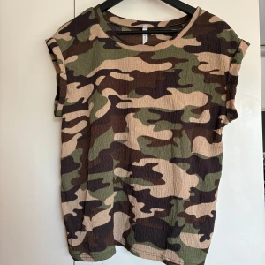 Camouflage topp från Jyothi - Knappt använd, stl M 