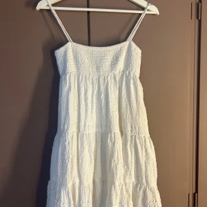 Vit bred klänning från Zara - En somrig klänning från Zara som har används endast på skolavslutning och midsommar som passar till alla sommardagar!