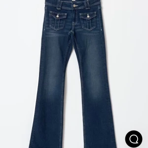 Bootcut jeans med fickdetaljer - Säljer ett par svarta jeans bootcut  med snygga fickor framtill. Jeansen har låg midja och markerade sömmar som ger en cool vintagekänsla. Jag tror inte dom just domhär svarta säljs längre och därför är första bilden på hemsidan på ett par mörklblåa, men dom är samma modell. Jeansen är från Gina tricot💕
