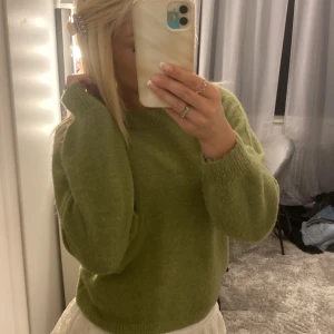Grön stickad tröja - Mysig grön stickad tröja med rund hals och långa ärmar. 