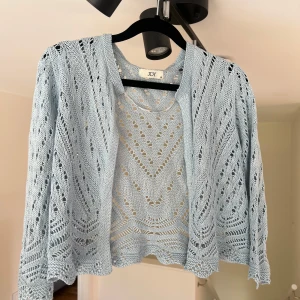 Ljusblå stickad kofta från JDY - Supersöt ljusblå stickad kofta från JDY (zalando) i storlek XS men passar även S. 