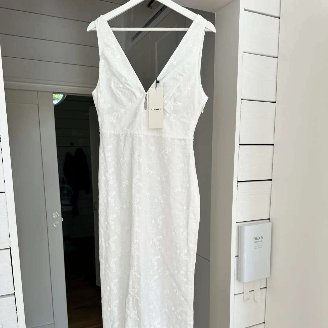 Vit långklänning med blommigt mönster från Adoore