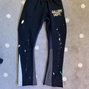 Gallery dept byxor - Gallery dept byxor som jag har växt ur, dem är i jätte bra skick. Skriv för fler frågor elr bilder.  Storlek M men passar S!
