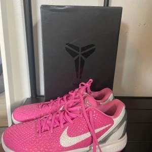 Nike Kobe 6 Protro Pink Snake - Nike Kobe 6 Protro sneakers i en riktigt snygg rosa färg med vit sula och vit swoosh.Skorna är inte använda mycket alls har haft doft påsar i så de luktar inte svett. Skriv vid minsta fundering,priset är inte hugget i sten😊