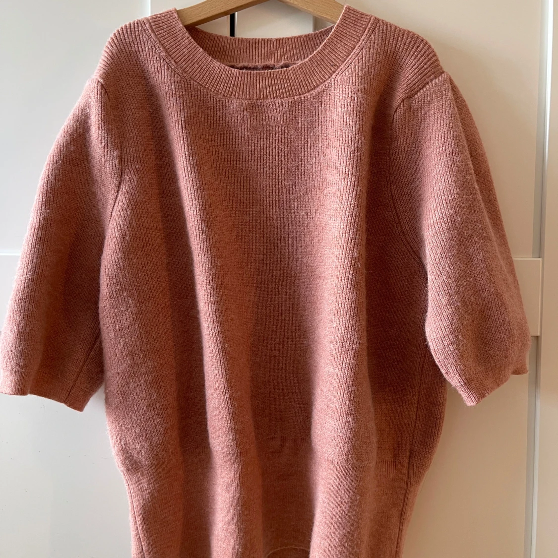 Rosa stickad tröja med halvärm