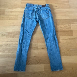 Levis jeans  - Ett par jeans i bra skick förutom att lappar för storlekar och modell saknas. Därav till en billig peng med mått i beskrivningen. Nypriset på dessa jeans ligger på runt 1000kr. Längden på byxorna är 100cm och midjan 38cm jämför gärna med ett par egna och sen är det fritt fram att använda ”köp nu”.