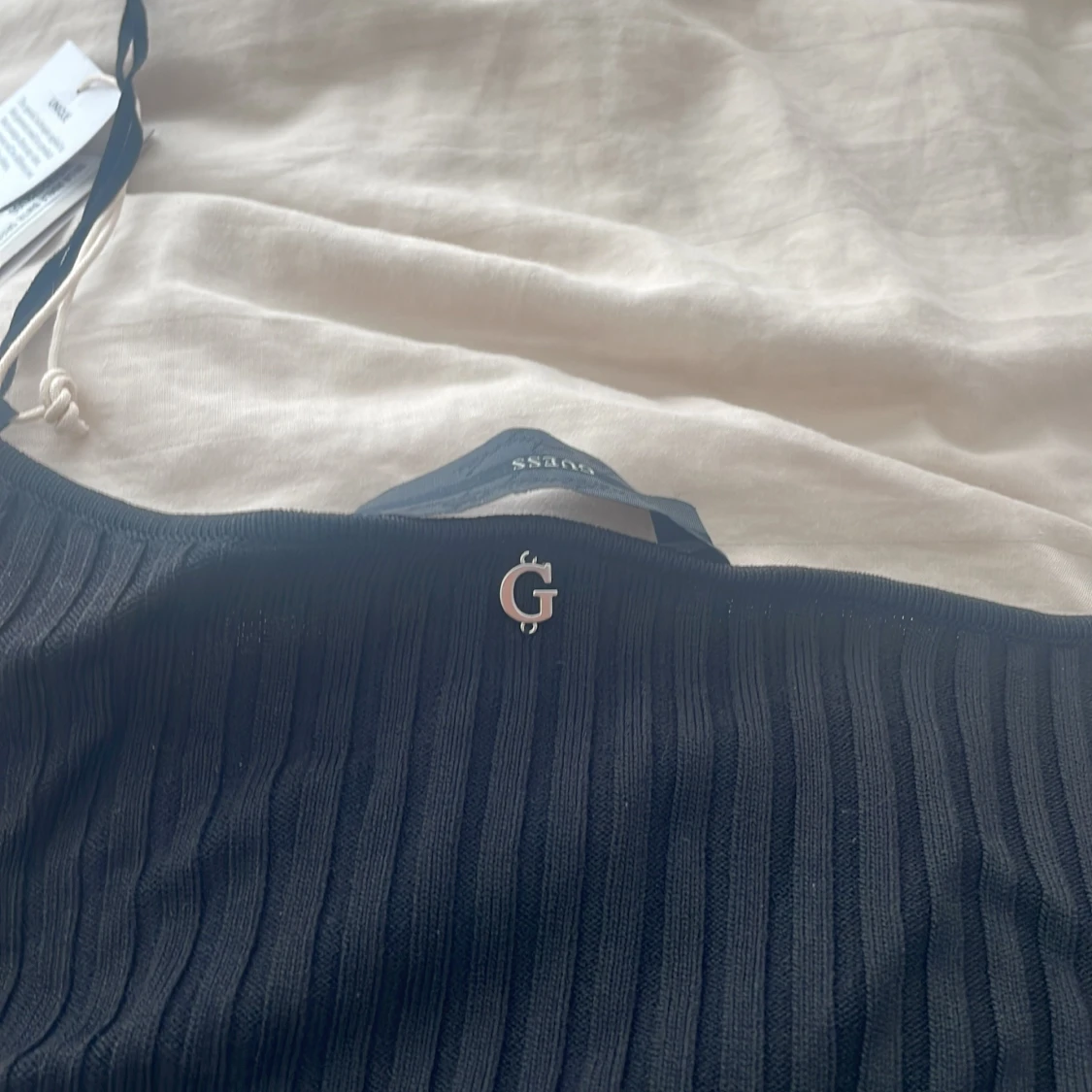 Svart ribbad långklänning från Guess - 2