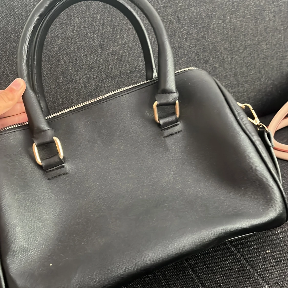 Svart handväska med gulddetaljer