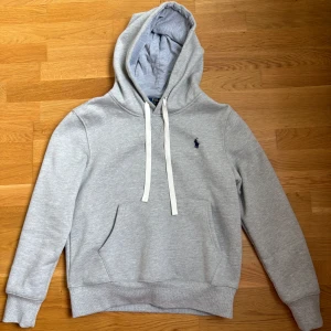 Ralph lauren hoodie - Säljer denna as snygga Ralph lauren hoodien i storlek small