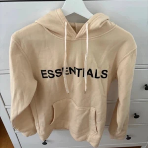 Beige hoodie - Den är knappt använd, köpt från amazon så vet inte om märket är äkta🫶🏼
