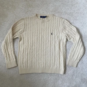 Kabelstickad beige tröja Ralph Lauren - Ralph lauren stickad Tröja | Skick – 9,5/10 | Size – M | Hör av dig vid minsta fråga eller fundering!
