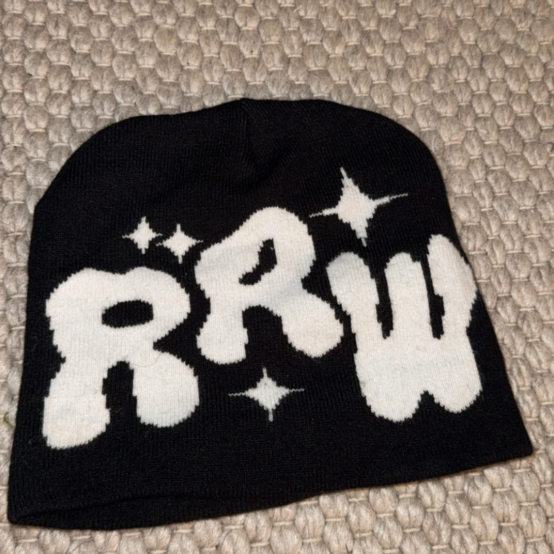 Svart mössa med vit RRW-tryck