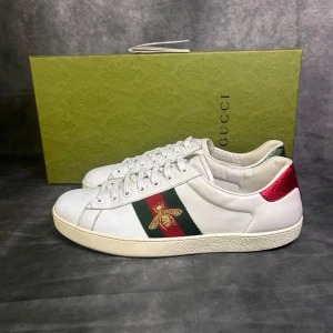 Gucci ace sneakers - Mycket fint skick | Size uk 9 passar 43 | box och gucci kort medföljer | fraktar spårbart inom 24 timmar |  för att köpa klicka ” köp nu” | vid frågor skriv ett meddelande |