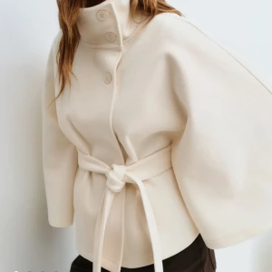 belt cape jacket från gina  - såå fin och vacker!! men kommer ej få användning av den. Helt ny med prislapp på storlek xs/s tryck på köp nu!❤️❤️❤️