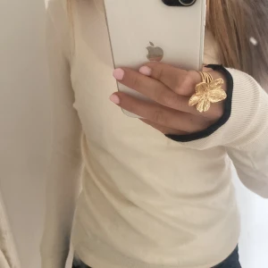 Stickad tröja - Säljer denna vit/beiga tunna stickade tröjan ifrån Zara!! Storlek S och är oanvänd, nytt skick!!