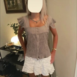 Zara blus  - beige blus med volangärmar och knappar framtill. Fint skick