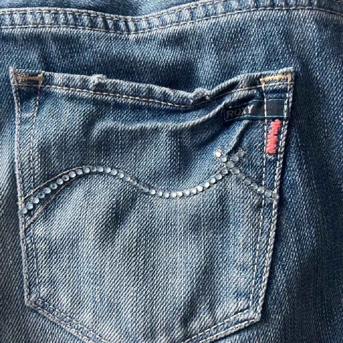 Low Rise ljusblå jeans med stenar på fickorna - 1