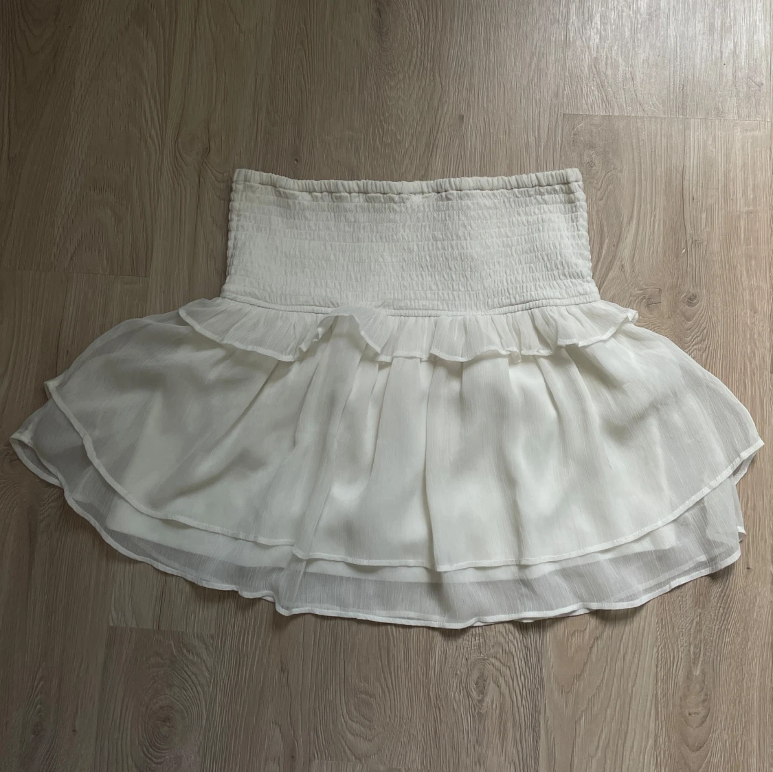 Vit volangkjol med smockmidja - 3