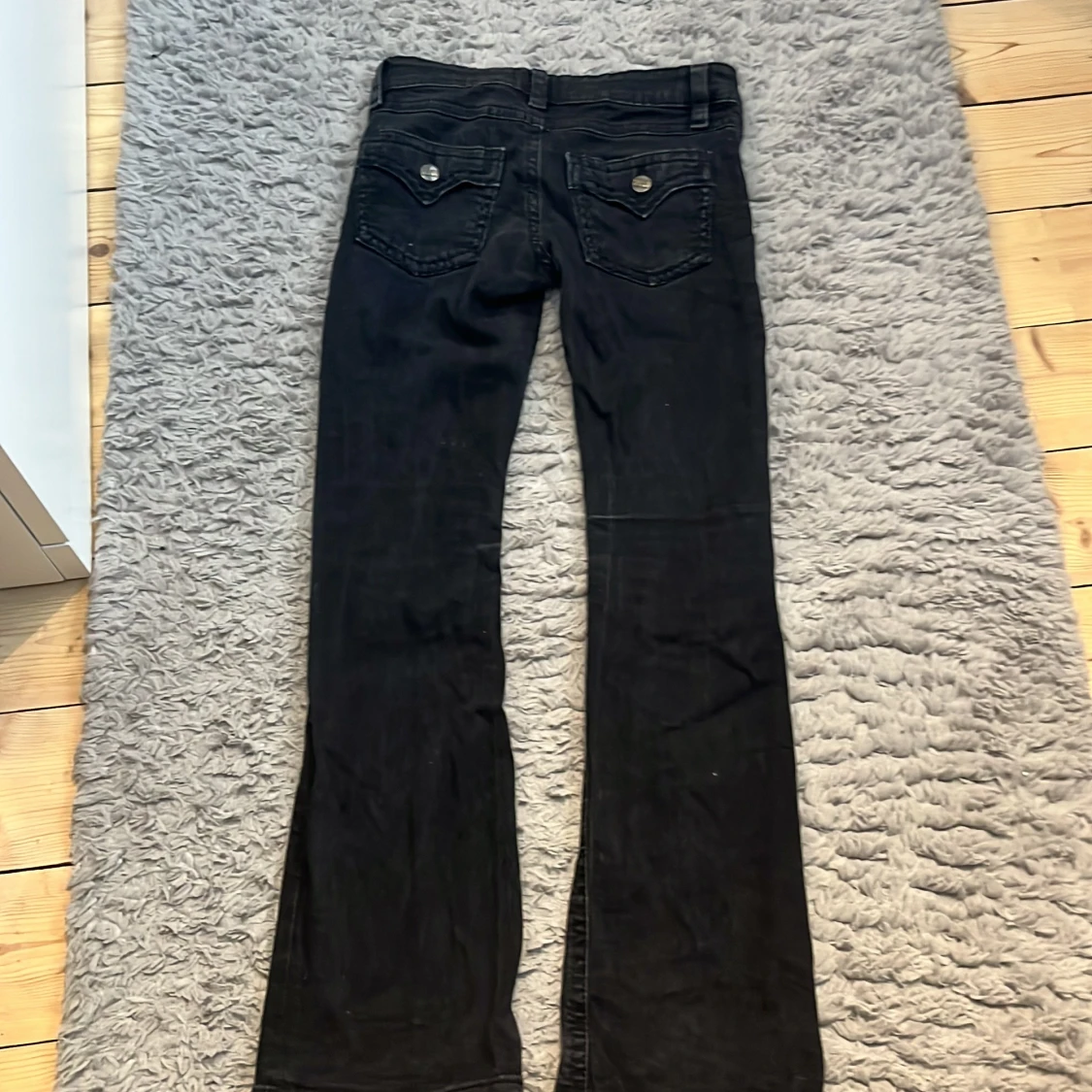 Svarta bootcut jeans med fickdetaljer - 1