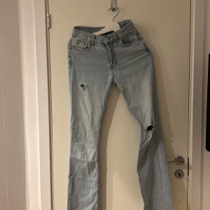 Ljusblå jeans från Gina Tricot , stl 32 - Säljer ett par ljusblå jeans från Gina Tricot i storlek 32. 💞💞
