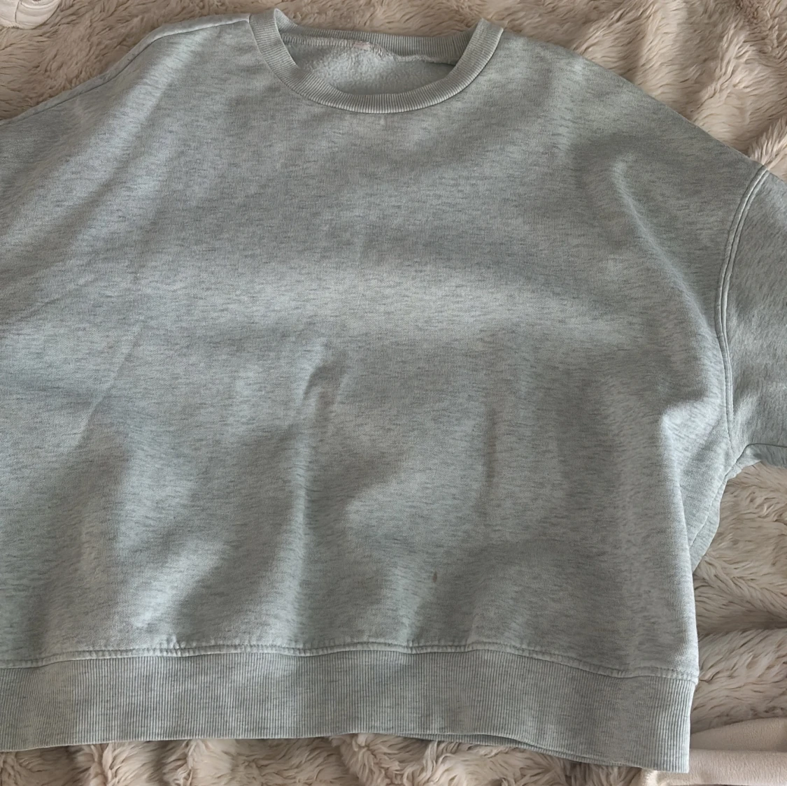 Ljusgrå sweatshirt
