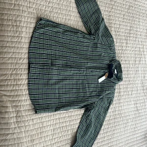 Rutigt skjorta  - En Rutigt skjorta är från Lindex och den är oanvänd  och helt ny 