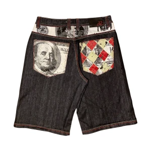 Bebe Jorts - Bebe jorts i storlek W34. Mått: ytterbenslängd - 62 cm, midjemått - 42 cm, benöppning - 33 cm. Skriv för fler bilder och frågor!