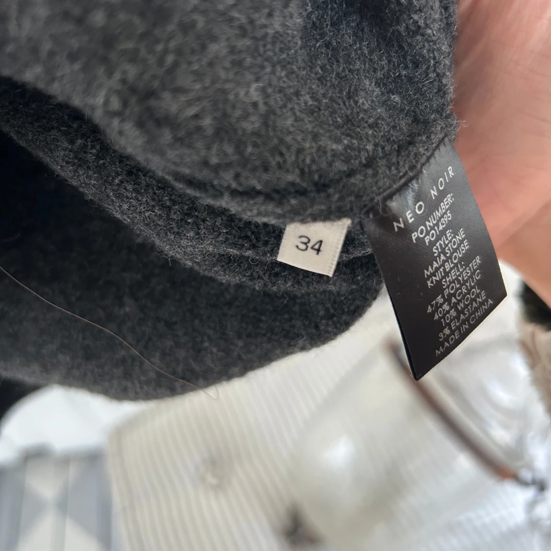 Mörkgrå stickad blus med pärlor Neo Noir - 2