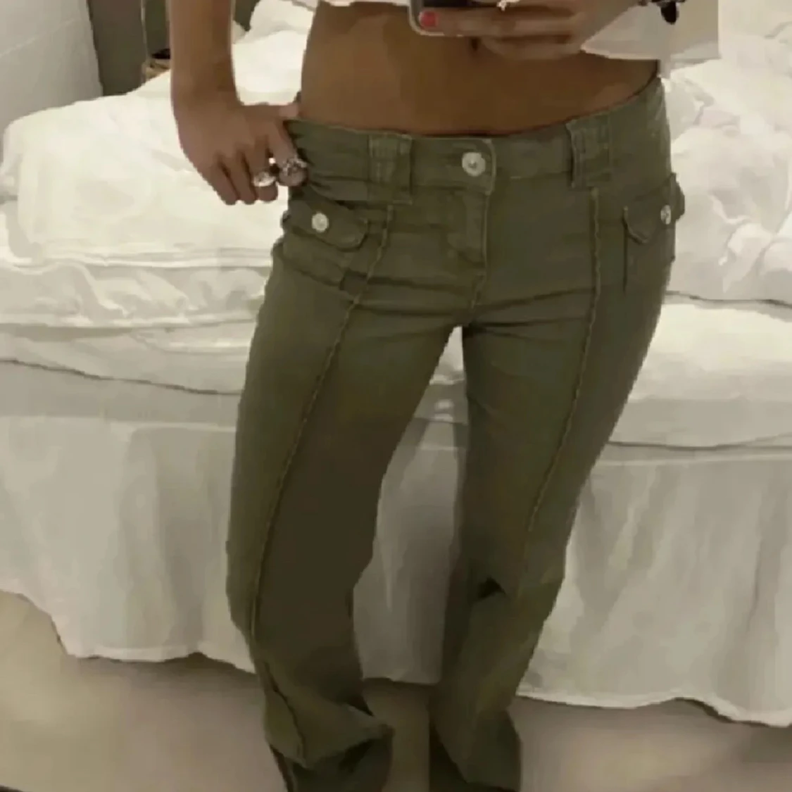 Olivgröna bootcut byxor med fickor
