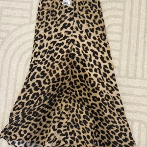 Leopardmönstrad långkjol från H&M - Snygg långkjol från H&M. Jätte bekväm och aldrig använd