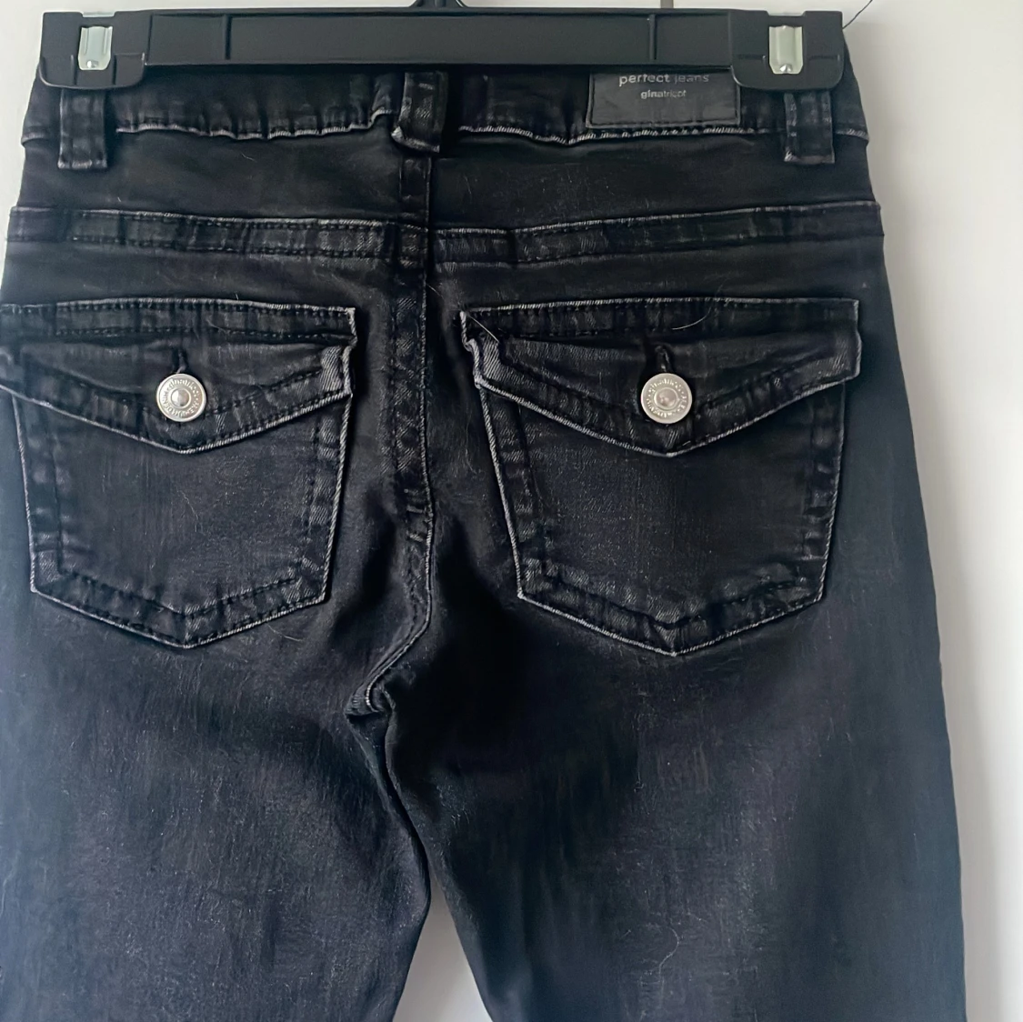 Svarta bootcut jeans från Gina Tricot - 2